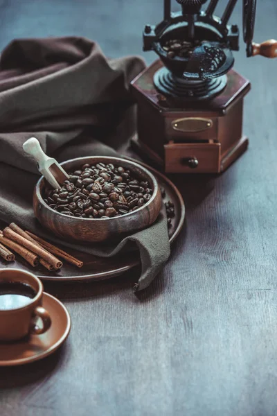 Кофе со старинной мельницей и бобами на столешнице — стоковое фото