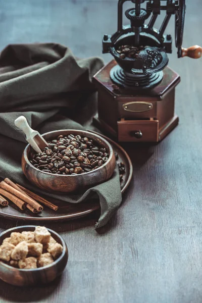 Molinillo de café vintage con frijoles y azúcar — Stock Photo