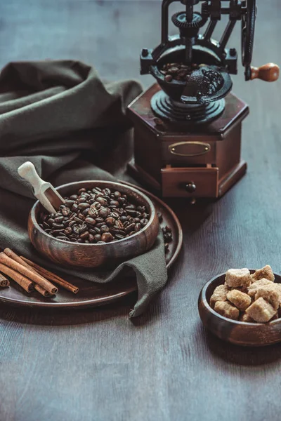 Moulin à café vintage avec haricots et sucre — Photo de stock