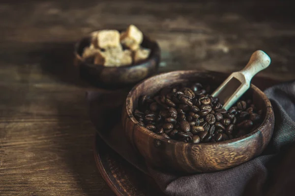 Grãos de café e açúcar mascavo na mesa — Fotografia de Stock