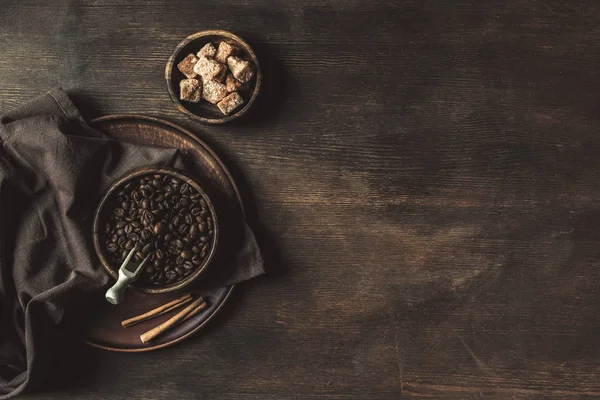 Coffee beans and brown sugar on tabletop — Stock Photo