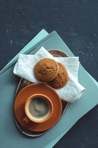 Café con galletas en servilleta de mesa y libros - foto de stock