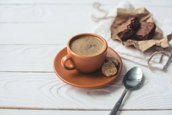 Café com açúcar mascavo e colher na mesa — Fotografia de Stock