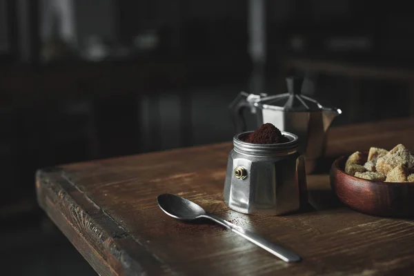 Máquina de café expresso com café na mesa de madeira — Fotografia de Stock