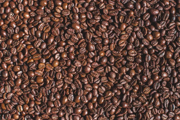 Grãos de café torrados aromáticos castanhos — Fotografia de Stock
