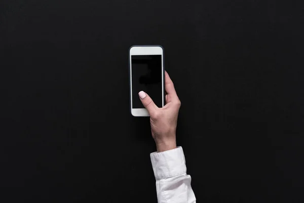 Smartphone de mano con pantalla en blanco - foto de stock