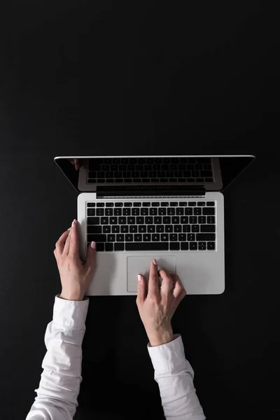 Woman working on laptop — Stock Photo