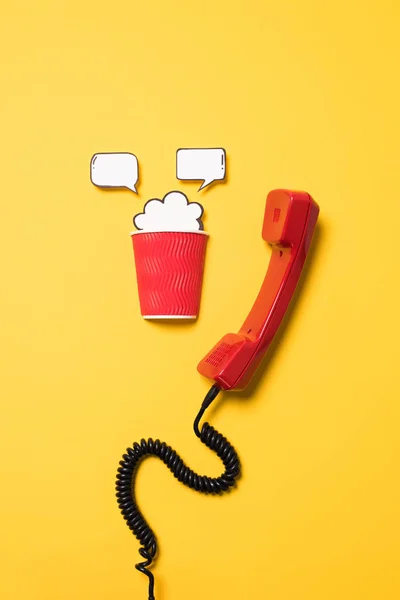 Téléphone combiné et tasse en papier — Photo de stock