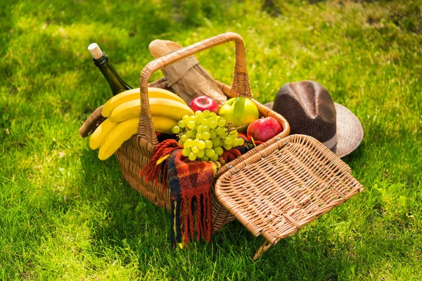 Picnic basket with fruits and wine — Stock Photo