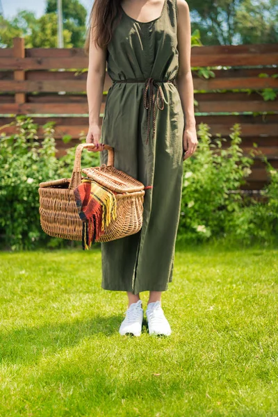 Femme tenant panier pique-nique — Photo de stock