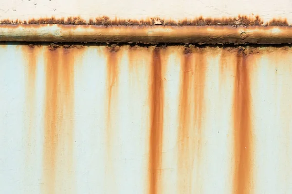 Tubo oxidado en la pared - foto de stock