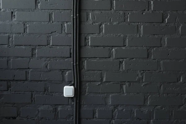 Кирпичная стена с выключателем и проводами — стоковое фото