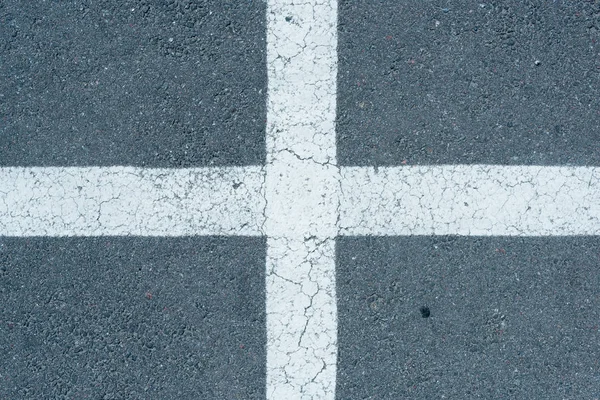 Lignes de stationnement blanches sur la chaussée — Photo de stock