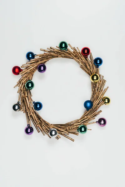 Vista superior de la corona de Navidad con coloridas bolas de Navidad decorativas aisladas en blanco - foto de stock