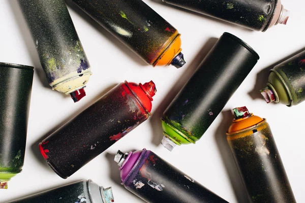 Vista superior de várias latas com tinta aerossol isolada em branco — Fotografia de Stock