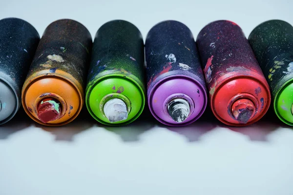 Vista de cerca de la pintura colorida arreglada en aerosol en latas - foto de stock