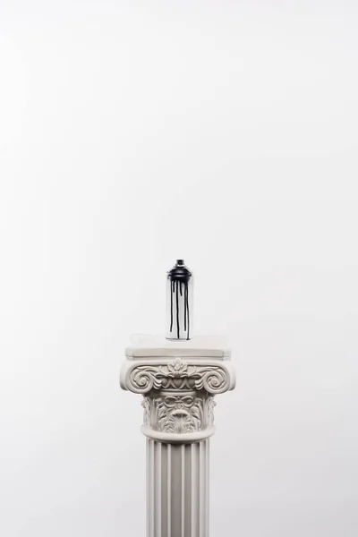 Vista de cerca de pintura en aerosol en lata de pie en la columna aislada en blanco - foto de stock