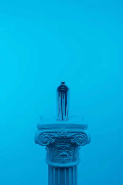 Image tonique bleue de peinture aérosol dans la boîte sur la colonne — Photo de stock
