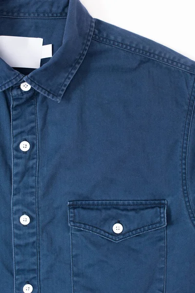 Крупним планом стильна джинсова сорочка з порожнім лейблом — стокове фото