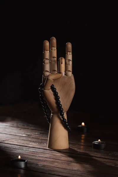 Mano in legno con gesto di prithvi mudra — Foto stock