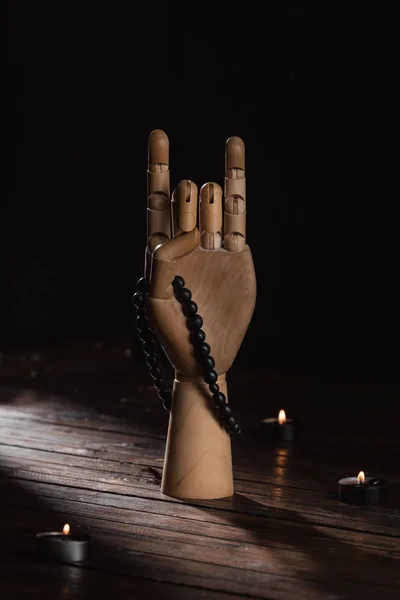 Деревянная рука с жестом апан мудра — стоковое фото