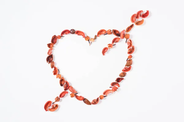 Vista superior do coração e seta de frutas secas isoladas em branco — Fotografia de Stock