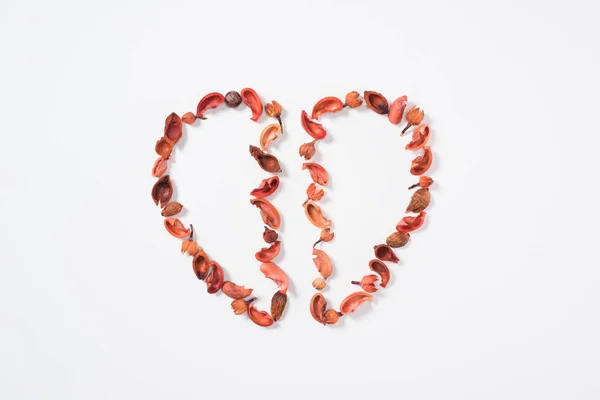 Draufsicht auf zwei Herzhälften aus getrockneten Früchten, isoliert auf weißem, Valentinstag-Konzept — Stockfoto