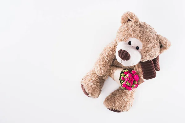 Top view of teddy bear with bouquet of pink roses isolated on white — Stock Photo