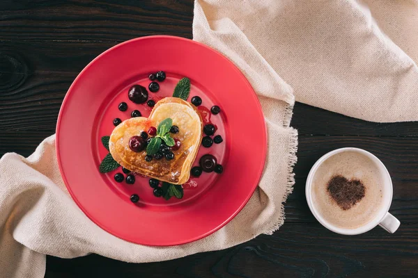 Herzförmiger Pfannkuchen mit Beeren und Minze auf Holztisch, Valentinstag-Konzept — Stockfoto