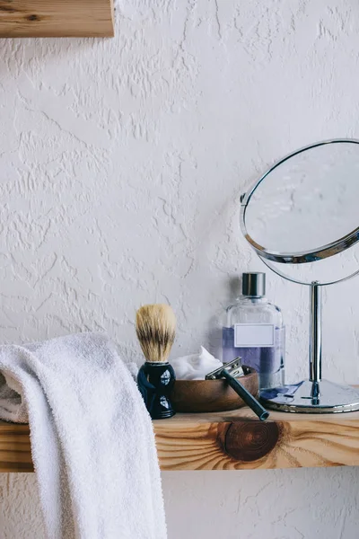Vista ravvicinata di attrezzature barbiere disposti per la rasatura su scaffale in legno — Foto stock