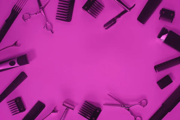 Vue de dessus de l'arrangement de divers outils de coiffeur isolés sur violet — Photo de stock