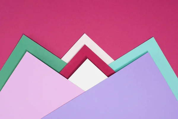 Différents triangles colorés isolés sur bordeaux — Photo de stock