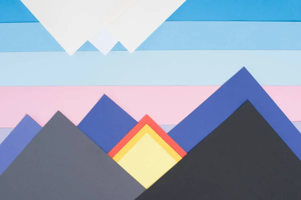 Цветные декоративные горы из бумаги — стоковое фото