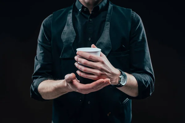 Nahaufnahme der Kaffeetasse in männlichen Händen isoliert auf schwarz — Stockfoto