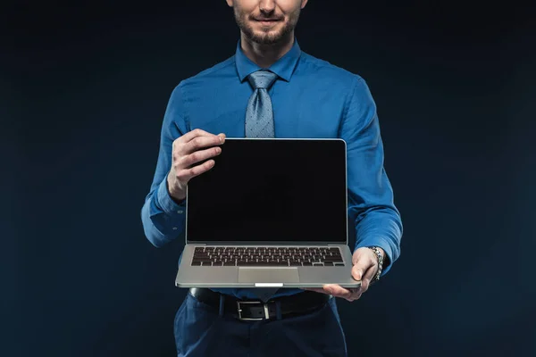 Jeune homme présentant un ordinateur portable avec écran blanc isolé sur bleu — Photo de stock