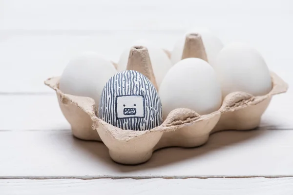 Oeuf de Pâques peint avec marqueur sur la table — Photo de stock