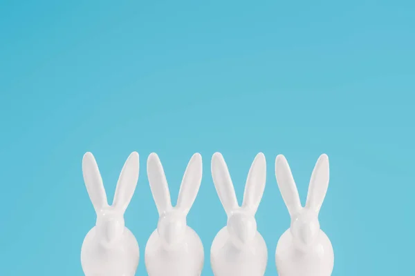 Білі великодні кролики ізольовані на синьому — стокове фото