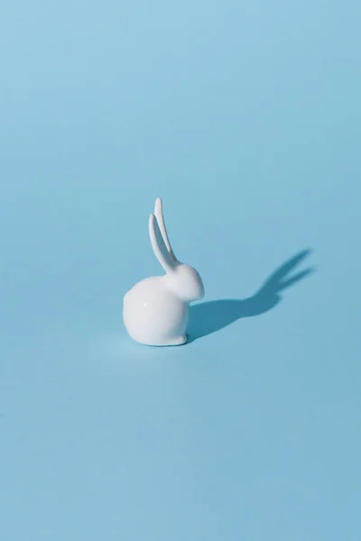 Un lapin de Pâques sur la surface bleue — Photo de stock