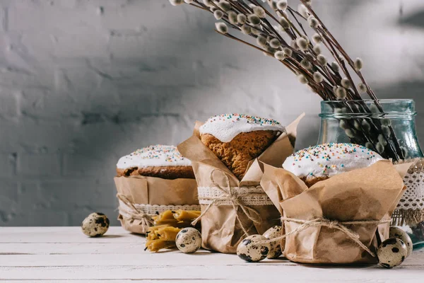 Pão de Páscoa, pepinos e ovos de codorniz na mesa — Fotografia de Stock