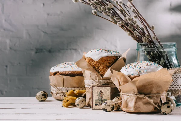 Pan de pascua, icono ortodoxo y huevos de codorniz en la mesa — Stock Photo