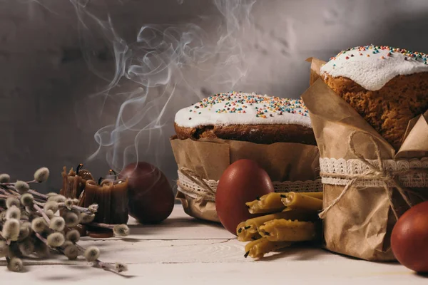 Pan de pascua, huevos pintados y calabazas en la mesa — Stock Photo