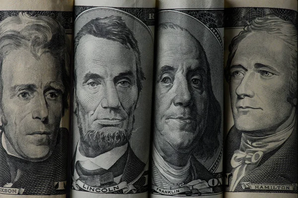 Vista de cerca de los presidentes americanos sobre los billetes en dólares - foto de stock