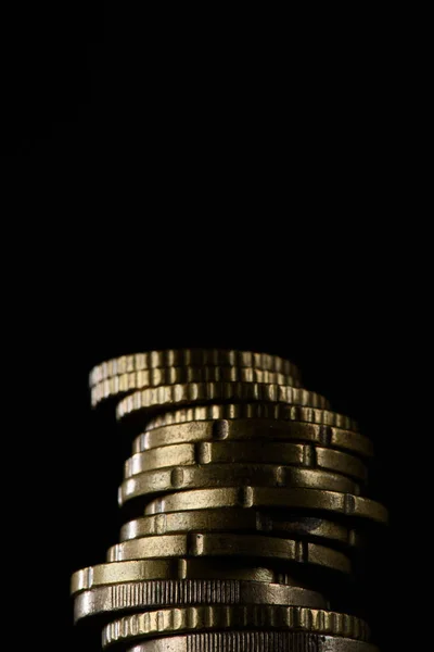 Vista de perto de pilha de moedas isoladas em preto — Fotografia de Stock