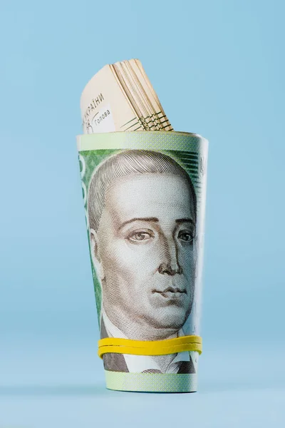 Крупный план проката 500 гривен банкнот с резиновой лентой, изолированной на голубом — стоковое фото