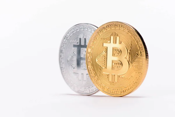 Vue rapprochée des bitcoins argent et or isolés sur blanc — Photo de stock