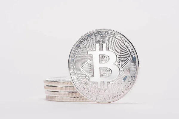 Nahaufnahme eines Stapels silberner Bitcoins isoliert auf weißem Grund — Stockfoto
