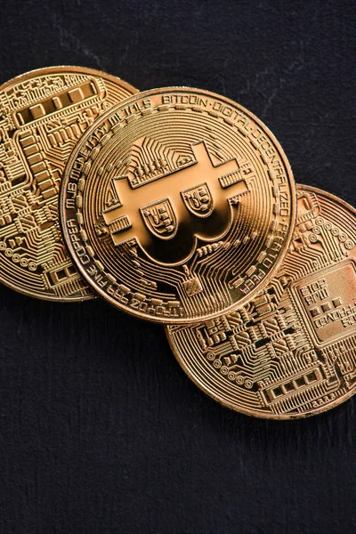 Крупним планом подання Золотий bitcoins ізольовані на чорному — стокове фото
