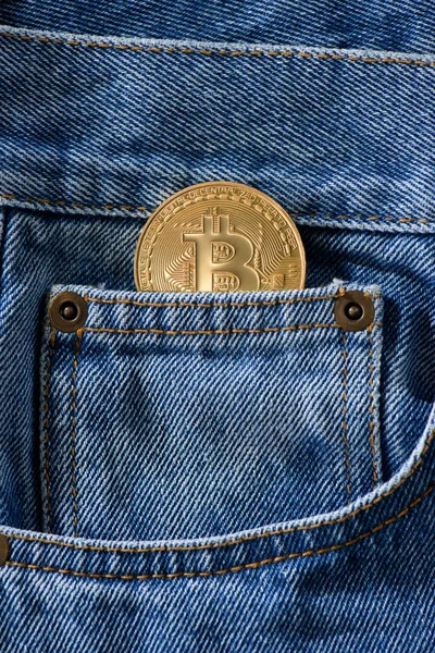 Закрыть глаза на золотой биткоин в кармане денара — стоковое фото