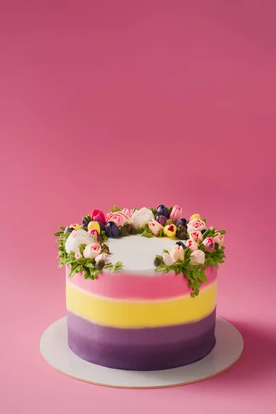 Vista de cerca de pastel decorado aislado en rosa - foto de stock