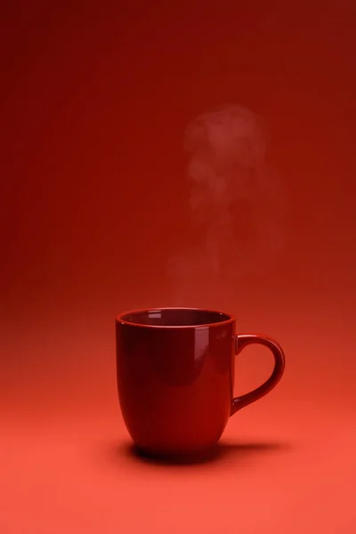 Vue rapprochée de tasse de café rouge isolé sur rouge — Photo de stock